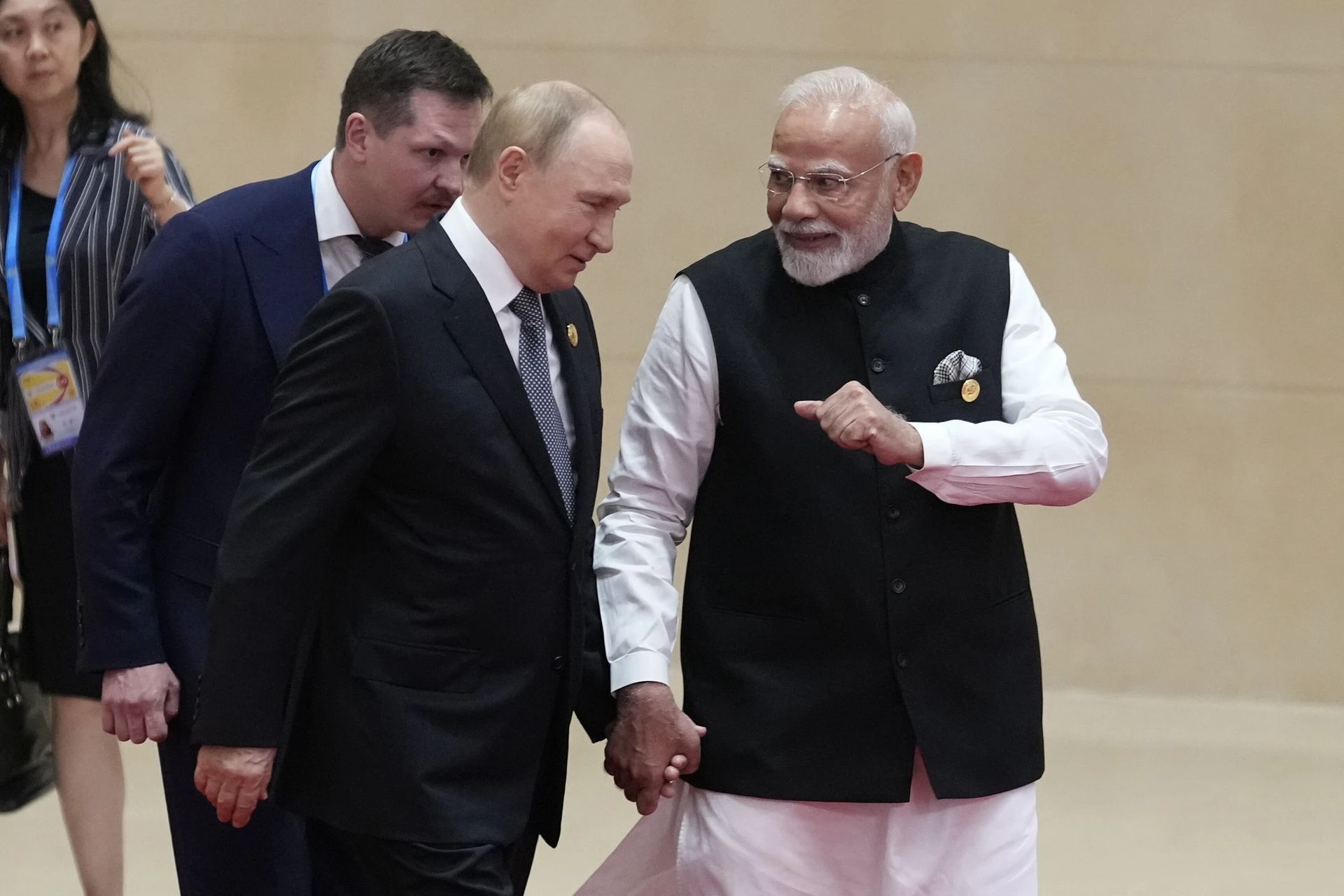 Wpadli sobie w ramiona. Ciepłe powitanie Putina i Modiego