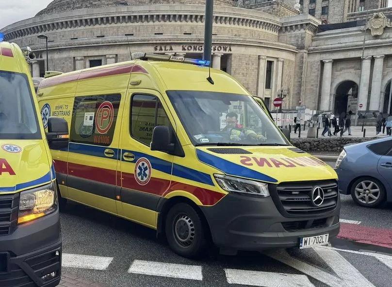 Kierowca wjeżdżał na parking przy Złotych Tarasach. Potrącił trzy nastolatki