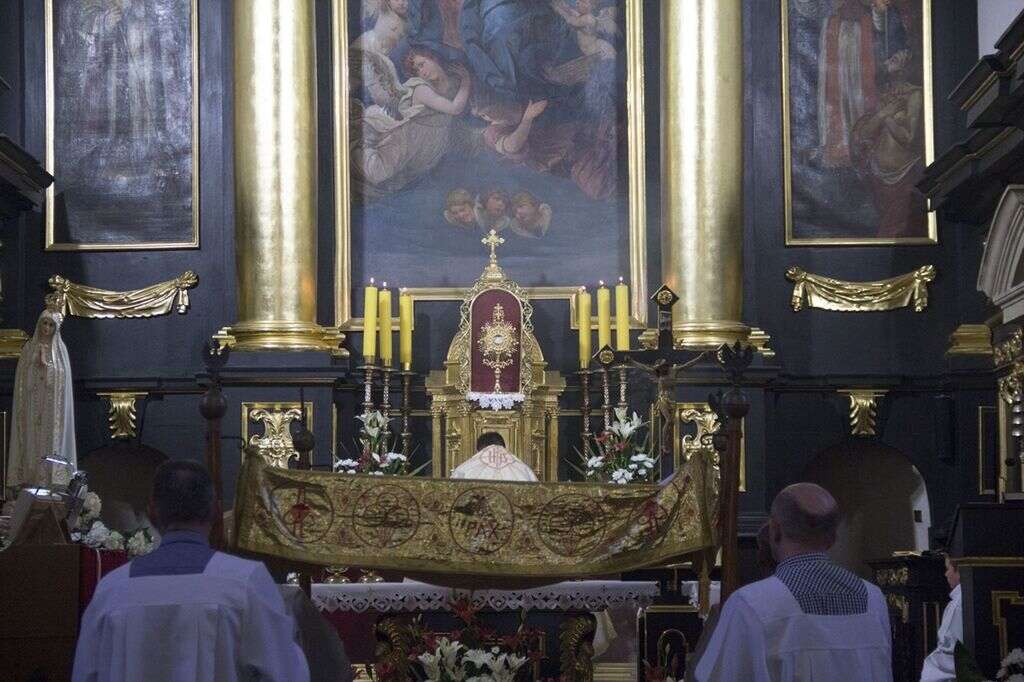 Wskoczył na ołtarz i zniszczył krzyż. Parafianie ściągnęli go na posadzkę