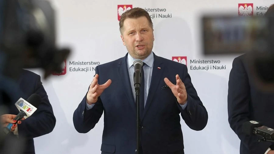 Wakacje – a co po nich? Czarnek o prawdopodobnym scenariuszu na 1 września