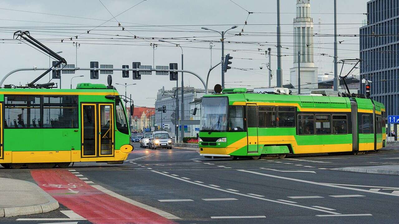 Tłukł partnerką o przystanek, ale było mu mało. Pobił więc motorniczego