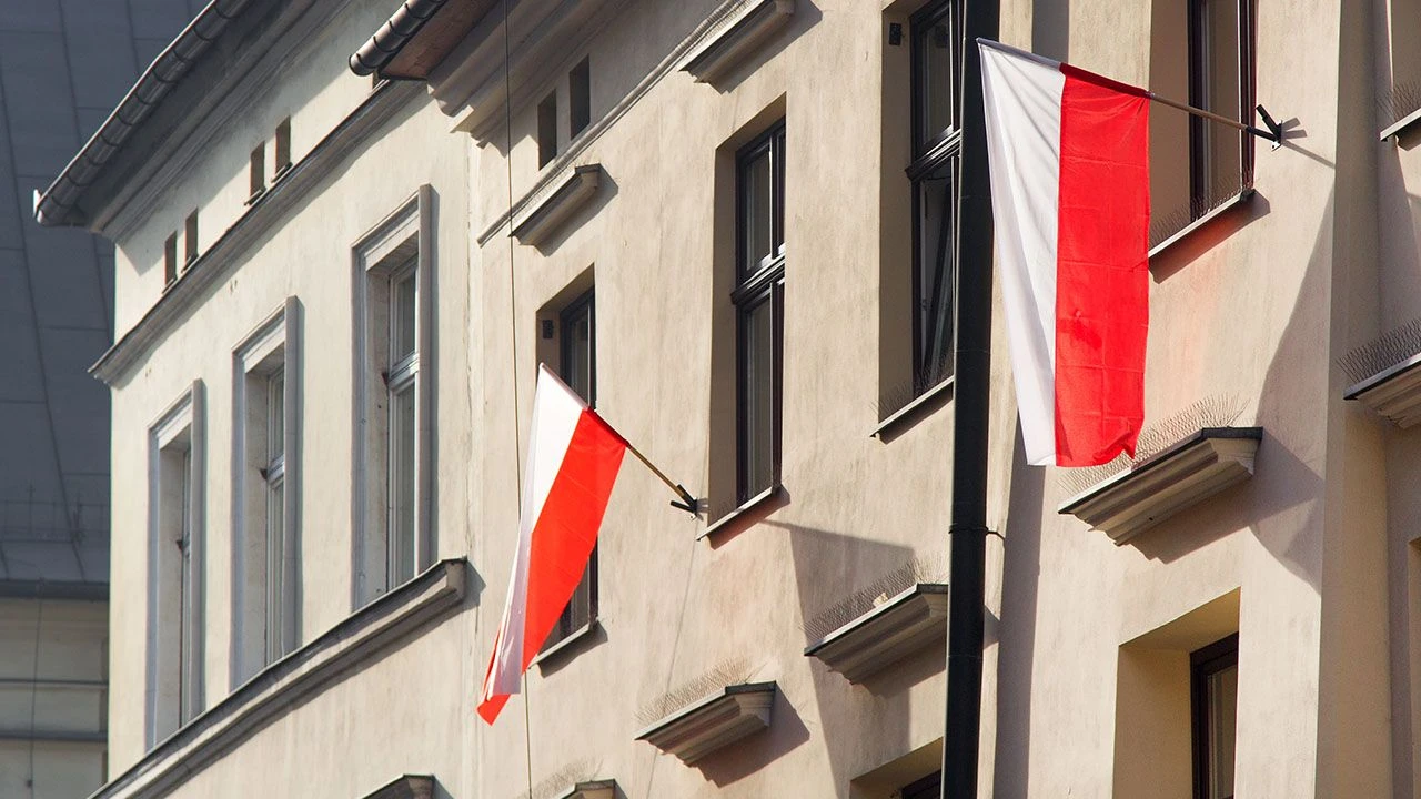 Zasady wywieszania flagi. Określają nawet odcień kolorów