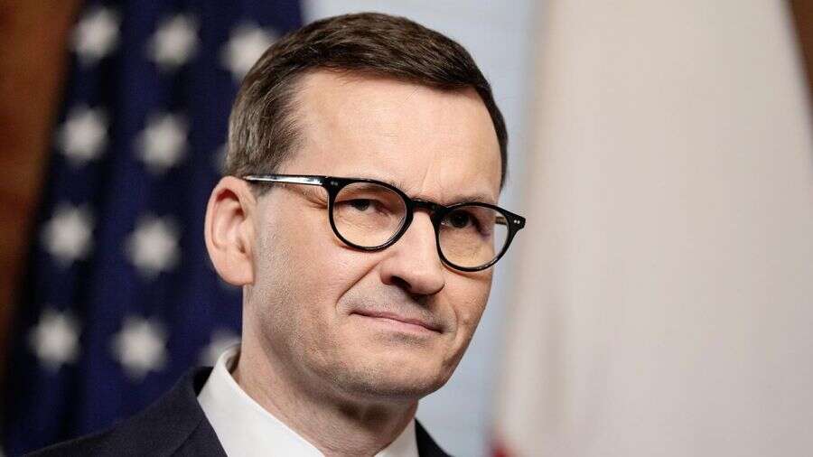 Jeśli sojusz, to tylko z USA. Morawiecki rozlicza Macrona z antyamerykańskich uprzedzeń