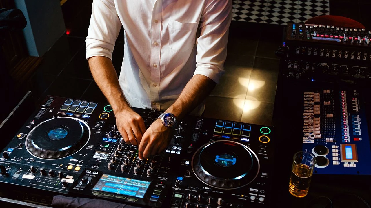 Znany DJ oskarżony o czyny seksualne wobec nastolatek. Grozi mu więzienie