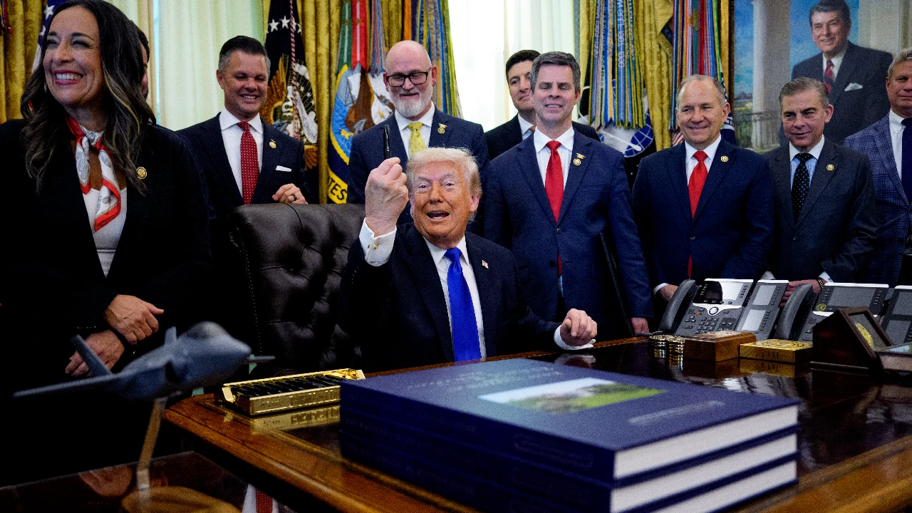 Trump znów uderza w Europę. Podwyższa cła na samochody do 25 proc.
