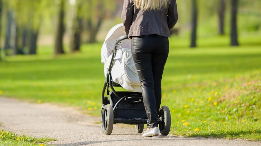 Pijana matka przewróciła się na ulicy, dziecko wypadło z wózka