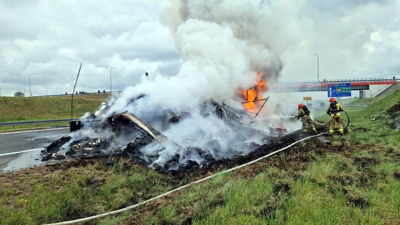 Poważne utrudnienia na A1. Zapaliła się ciężarówka z makulaturą
