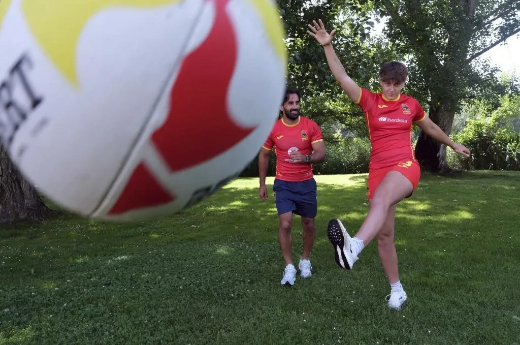Pol Pla y Juana Stella, dos españoles en la élite internacional del extenuante rugby a siete: 