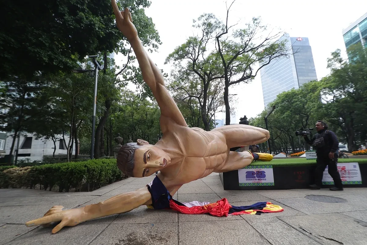 Maestros mexicanos derriban estatuas del Mundial de Fútbol en medio de protestas