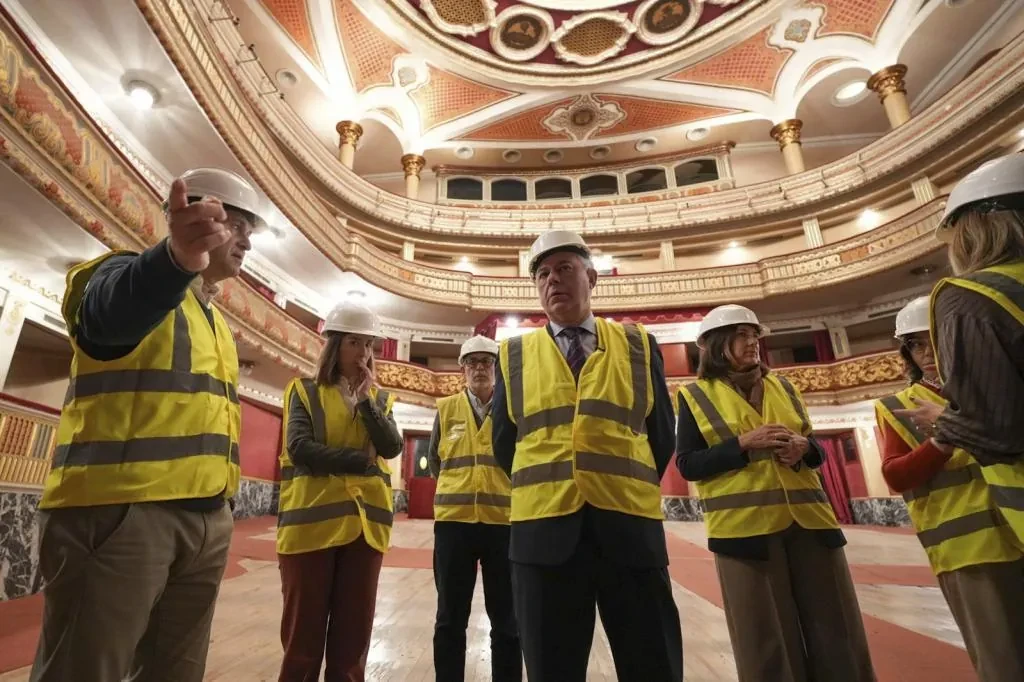 Todas las claves de la reapertura del Teatro Lope de Vega en Sevilla: un telón de nueve toneladas y el hallazgo de los colores originales que han aflorado con la obra