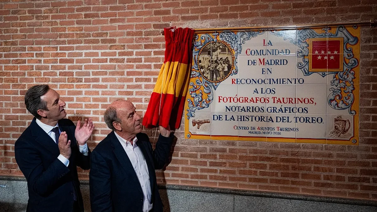 La Comunidad de Madrid homenajea a los fotógrafos de Las Ventas con un azulejo