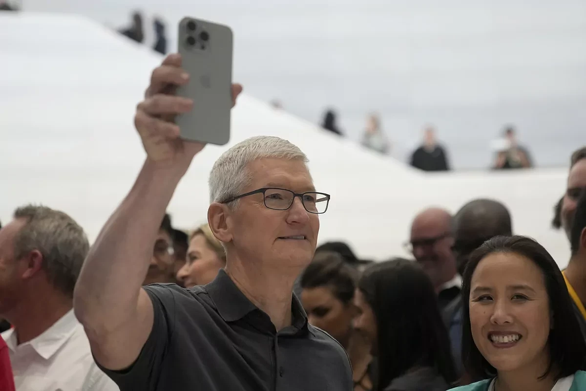 Tim Cook anticipa que el boom de la IA elevará el precio de los iPhone