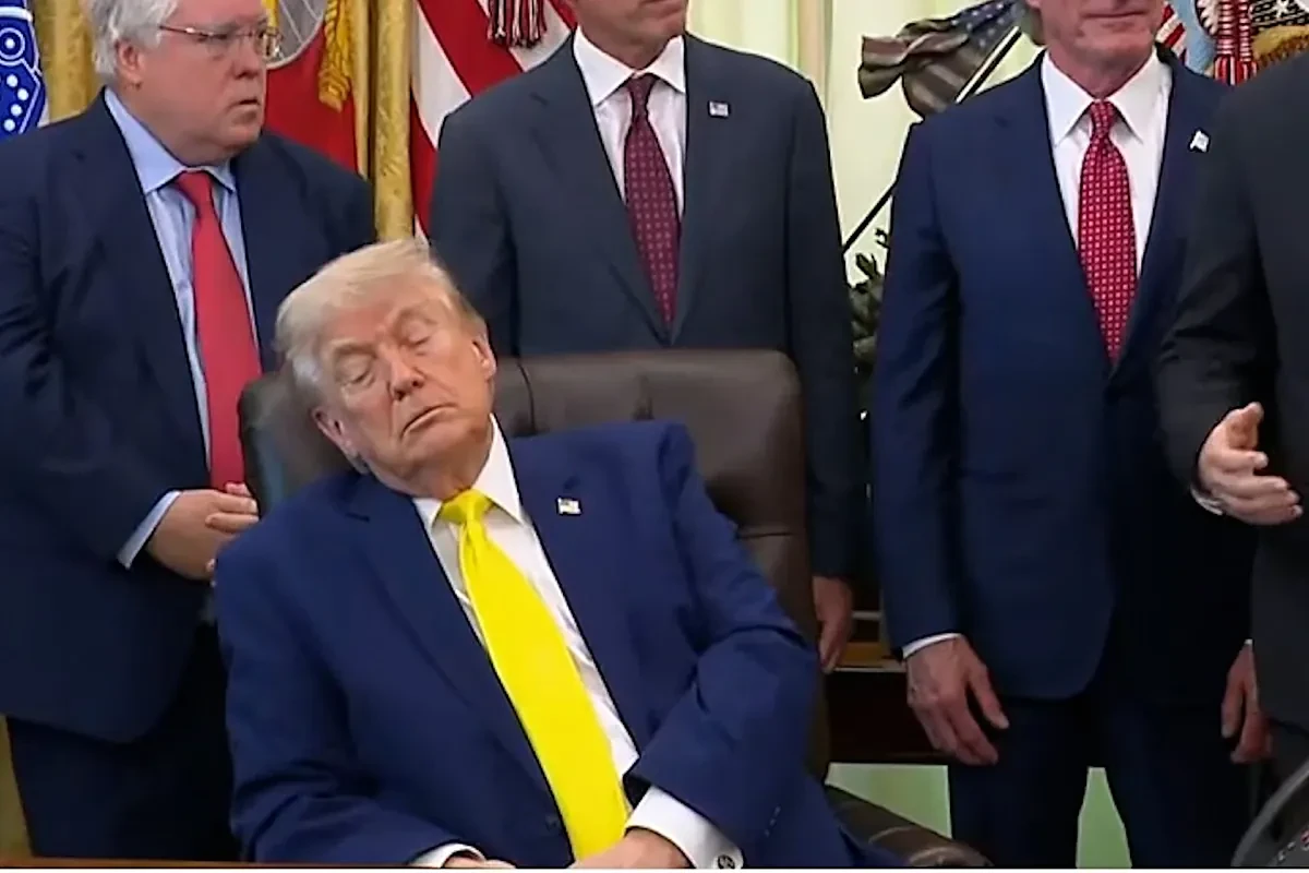 ¿Se duerme Donald Trump en esta rueda de prensa?