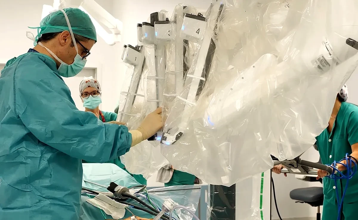 El Hospital 12 de Octubre opera con cirugía robótica a un bebé de tres meses con obstrucción renal
