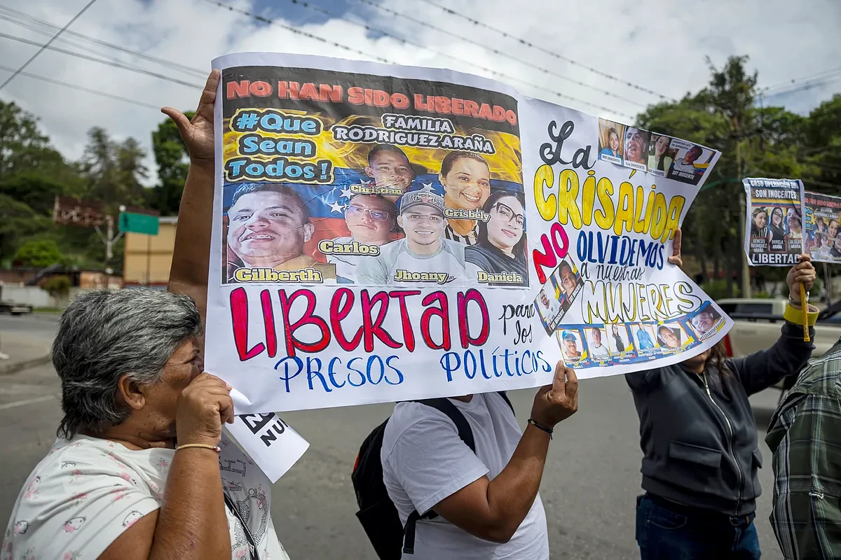 El chavismo abre la primera puerta para militares al liberar a un general y a siete paracaidistas