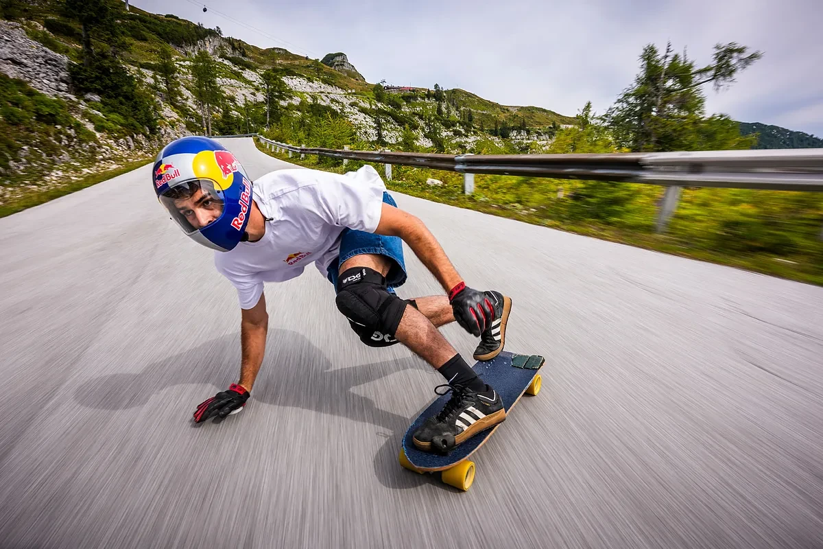 Diego Poncelet, montaña abajo con un skate a más de 130 kilómetros por hora: 