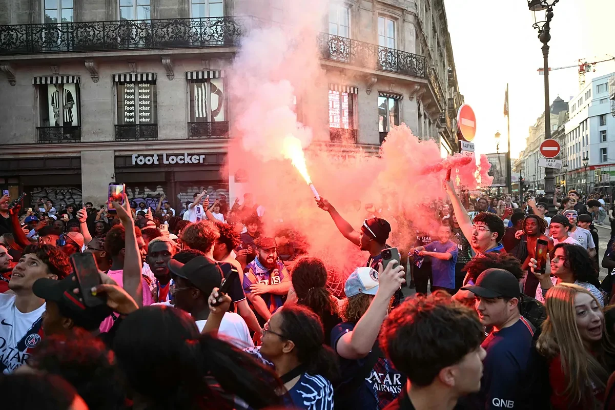 Decenas de arrestos y un polícía herido en los brotes de violencia en París tras la victoria del PSG