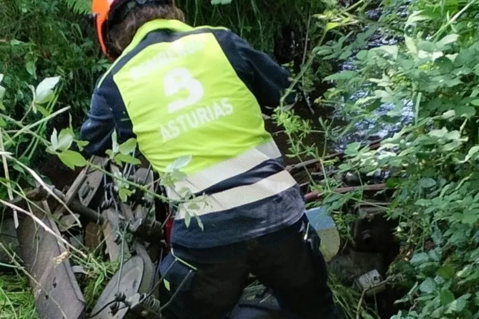 Muere un hombre tras caer al río con la segadora en Colunga, Asturias