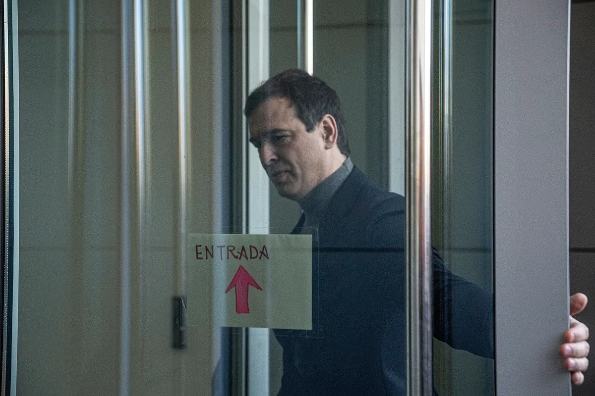 El hermano de Sánchez se sienta en el banquillo arropado por la Fiscalía