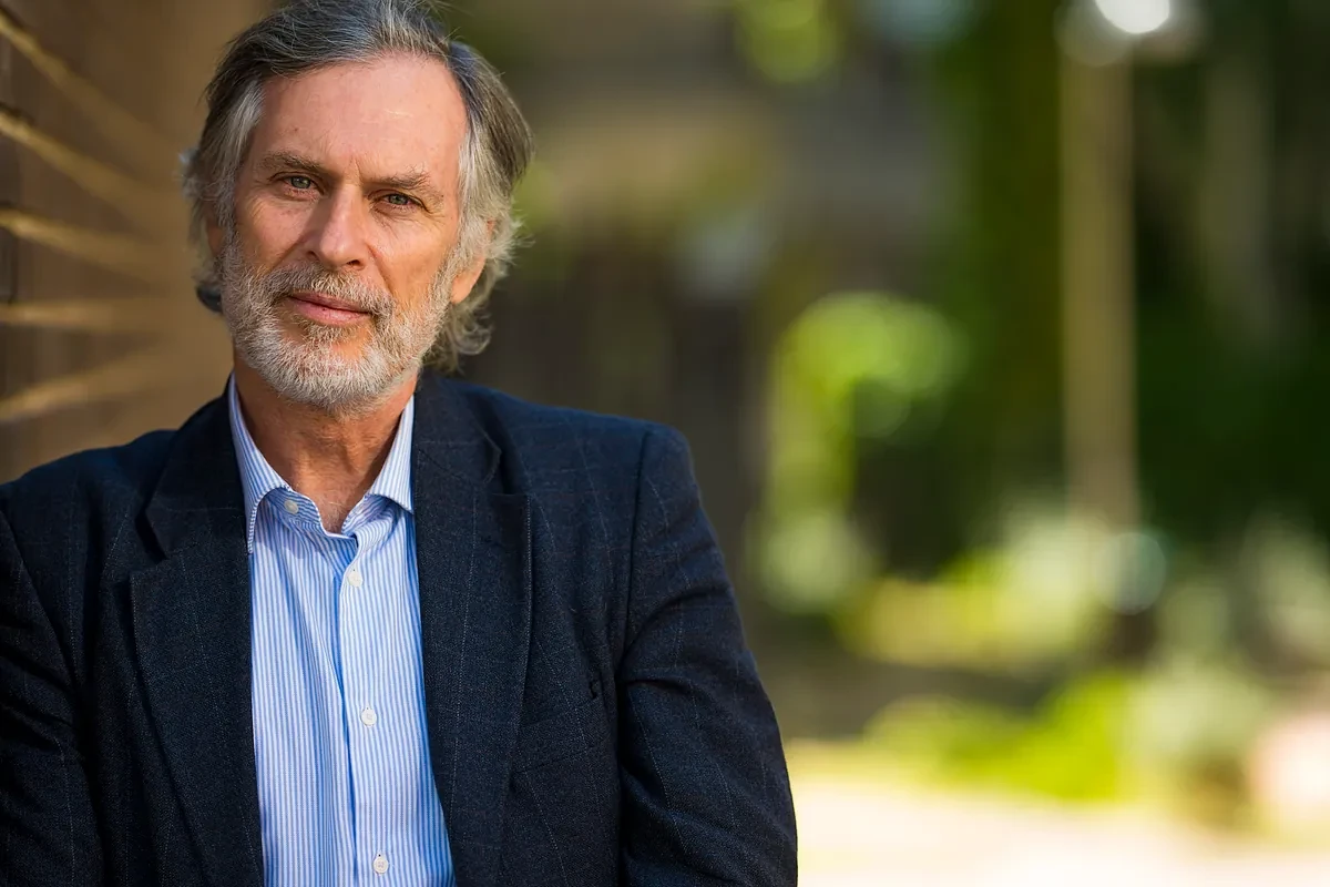Álvaro Fierro trae a Platón y a Cristo a la actualidad: 