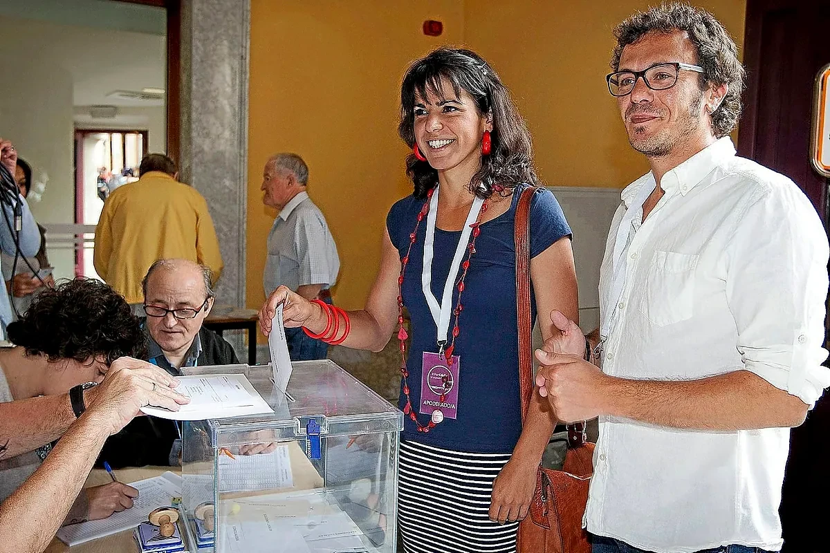 Teresa Rodríguez y 'Kichi': los 'Clinton de Cádiz' seguirán de profesores