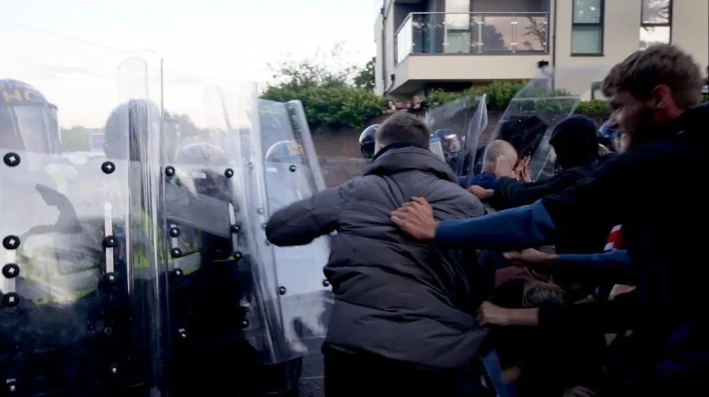 El caso que sacude al Reino Unido, un joven apuñalado y la acusación de doble rasero policial: 