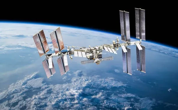 La NASA prepara a los astronautas de la Estación Espacial para una posible evacuación por una fuga de aire