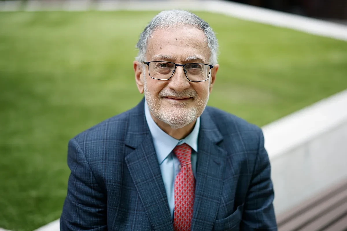 Juan Luis Steegmann, el médico que se fue de Vox y ahora reescribe a Baltasar Gracián: 