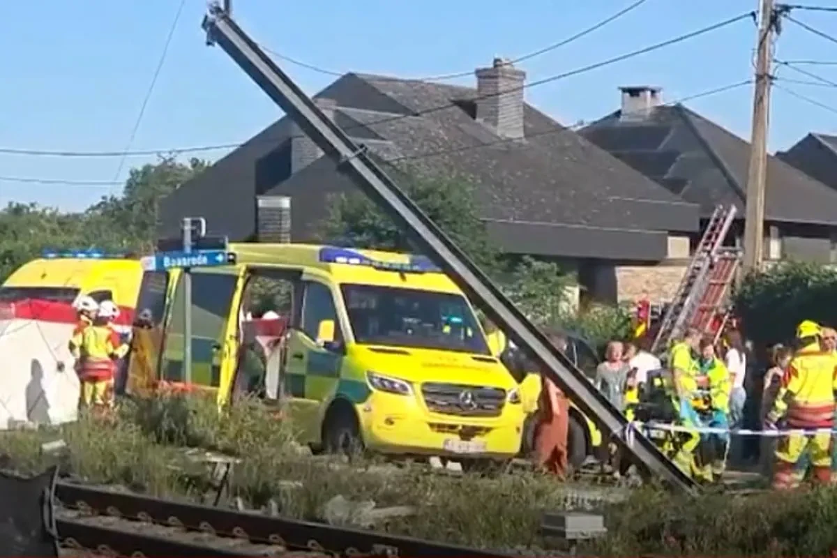 Un autobús escolar choca contra un tren en Bélgica y deja varias 