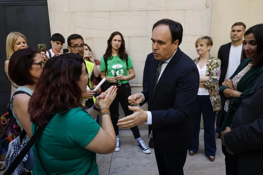 El silencio de Génova sobre el futuro del PP valenciano empieza a pasar factura interna a Llorca