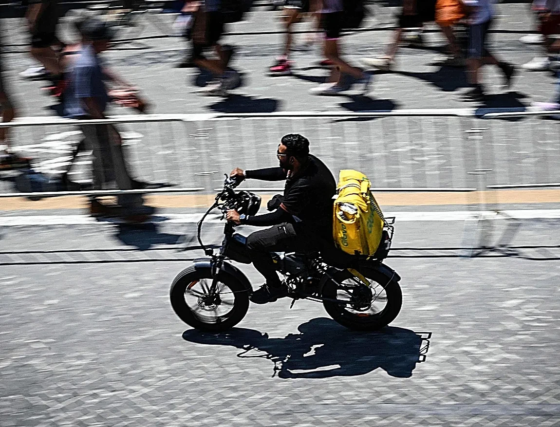 KPMG pone en cuestión la viabilidad de la mayor filial de Glovo en España, que reconoce que tendrá pérdidas en 2026 por el cambio de modelo laboral