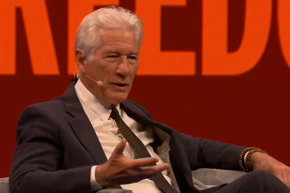 Richard Gere carga contra el 
