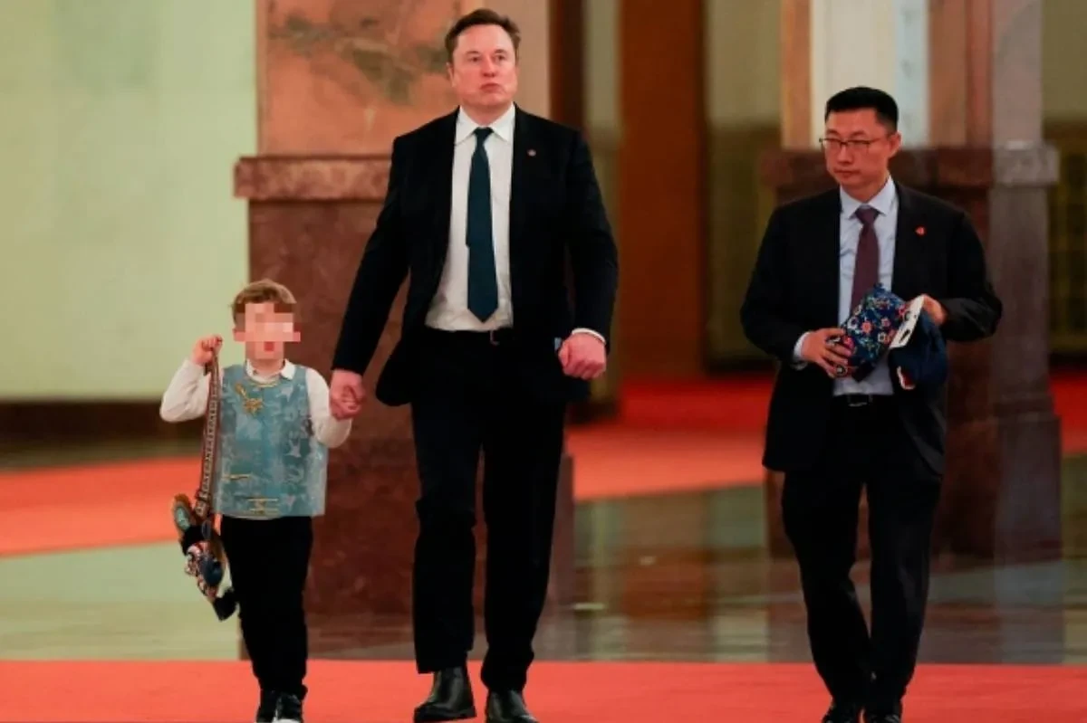 Chaleco de seda inspirado en la dinastía Tang y bolso con forma de tigre: así Lil X, el hijo de Elon Musk, conquistó a los chinos