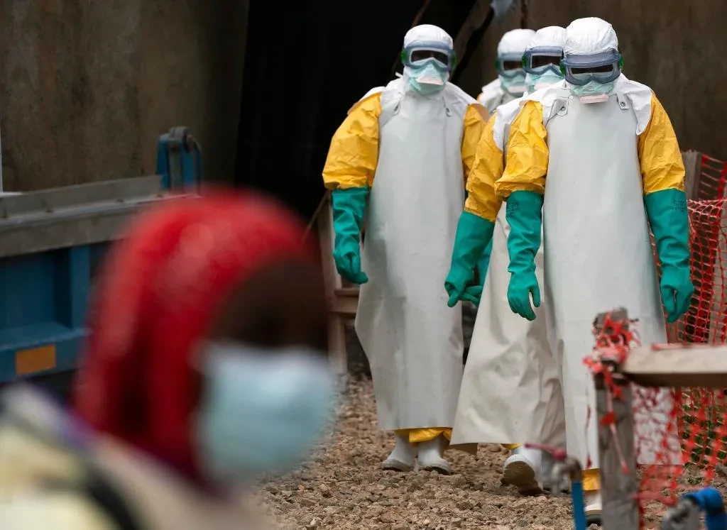 Un nuevo brote de ébola en El Congo deja más de 65 muertos: la OMS moviliza a sus expertos