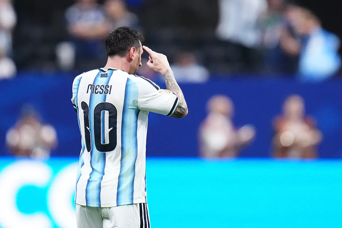 Todos los españoles debemos ir con Messi...