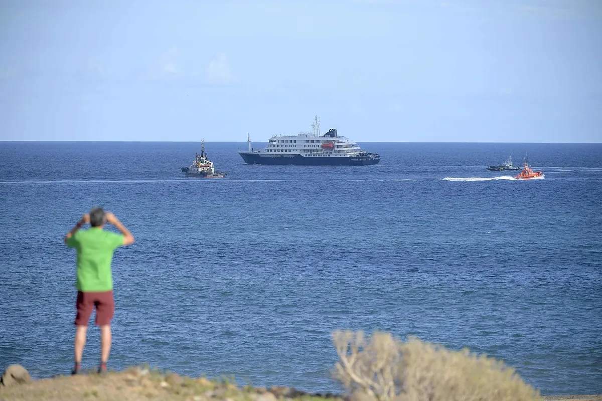El crucero del hantavirus zarpa del puerto canario de Granadilla de Abona tras evacuar a los últimos pasajeros