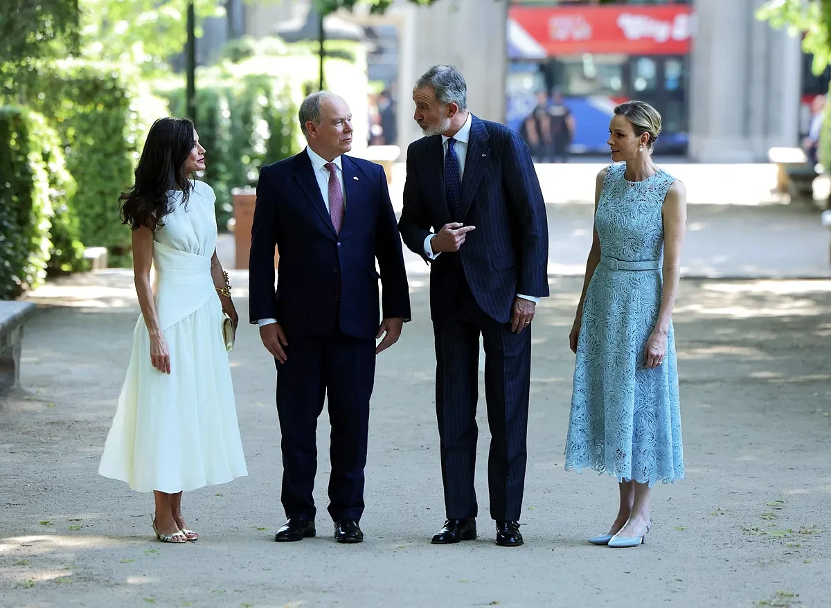 Los Reyes Felipe y Letizia celebran con Alberto y Charlene de Mónaco 150 años de relaciones con una cita histórica en el Botánico