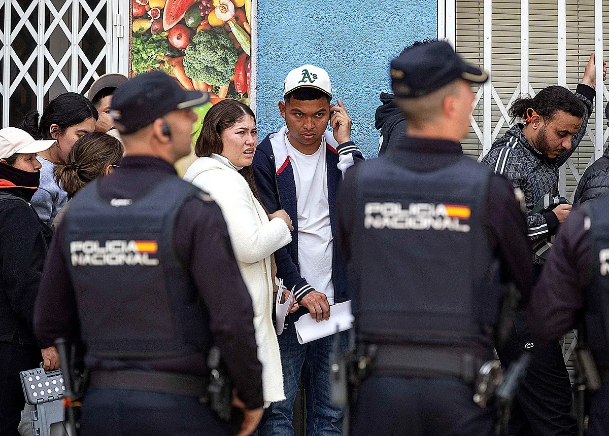 La Policía eleva a 3 millones los inmigrantes regularizados con sus familias