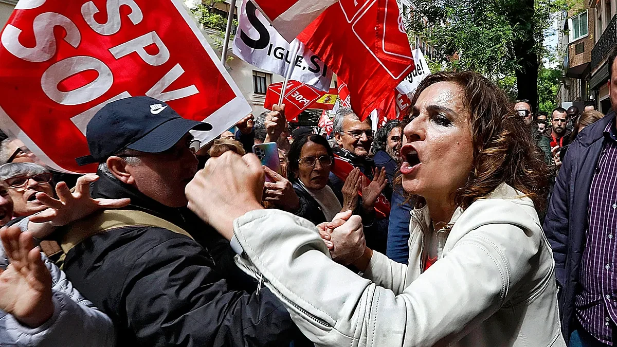 22 reuniones de la cloaca del PSOE: una masa de militantes se concentró en la puerta de Ferraz mientras dentro se fundaba la trama con un cargo de Moncloa presente