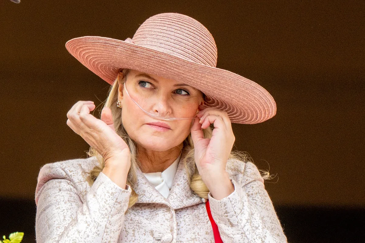La princesa Mette Marit reaparece con máquina de oxígeno el Día Nacional de Noruega