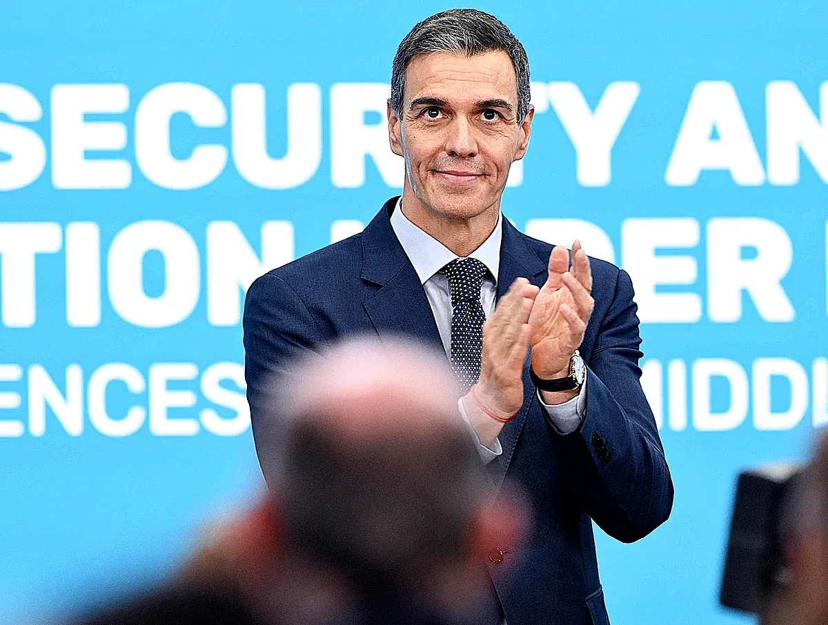 La burbuja internacional de Sánchez: cercado en casa, idolatrado fuera