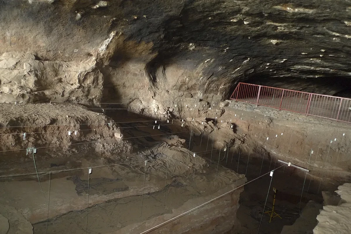 Hallan en una cueva de Sudáfrica la prueba más antigua de la utilización del fuego