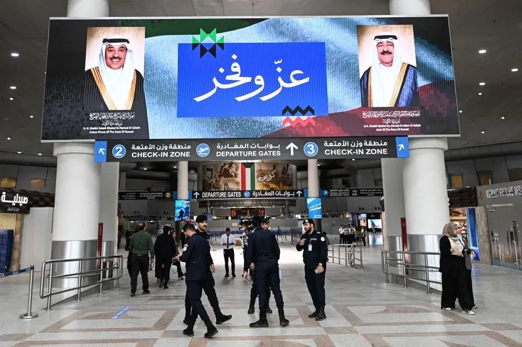 Un muerto y al menos 60 heridos tras impactar un misil iraní contra el aeropuerto internacional de Kuwait