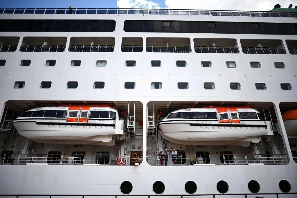 Confinadas 1.700 personas en un crucero en Burdeos tras la muerte de un pasajero por gastroenteritis y detectarse un brote con decenas de casos