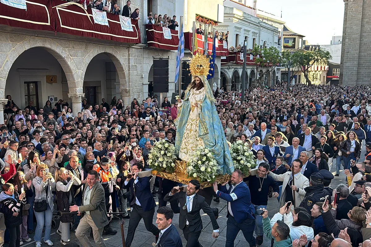 La semana de Dios Tuitero: no hay zona VIP que luzca más que el balcón de una procesión