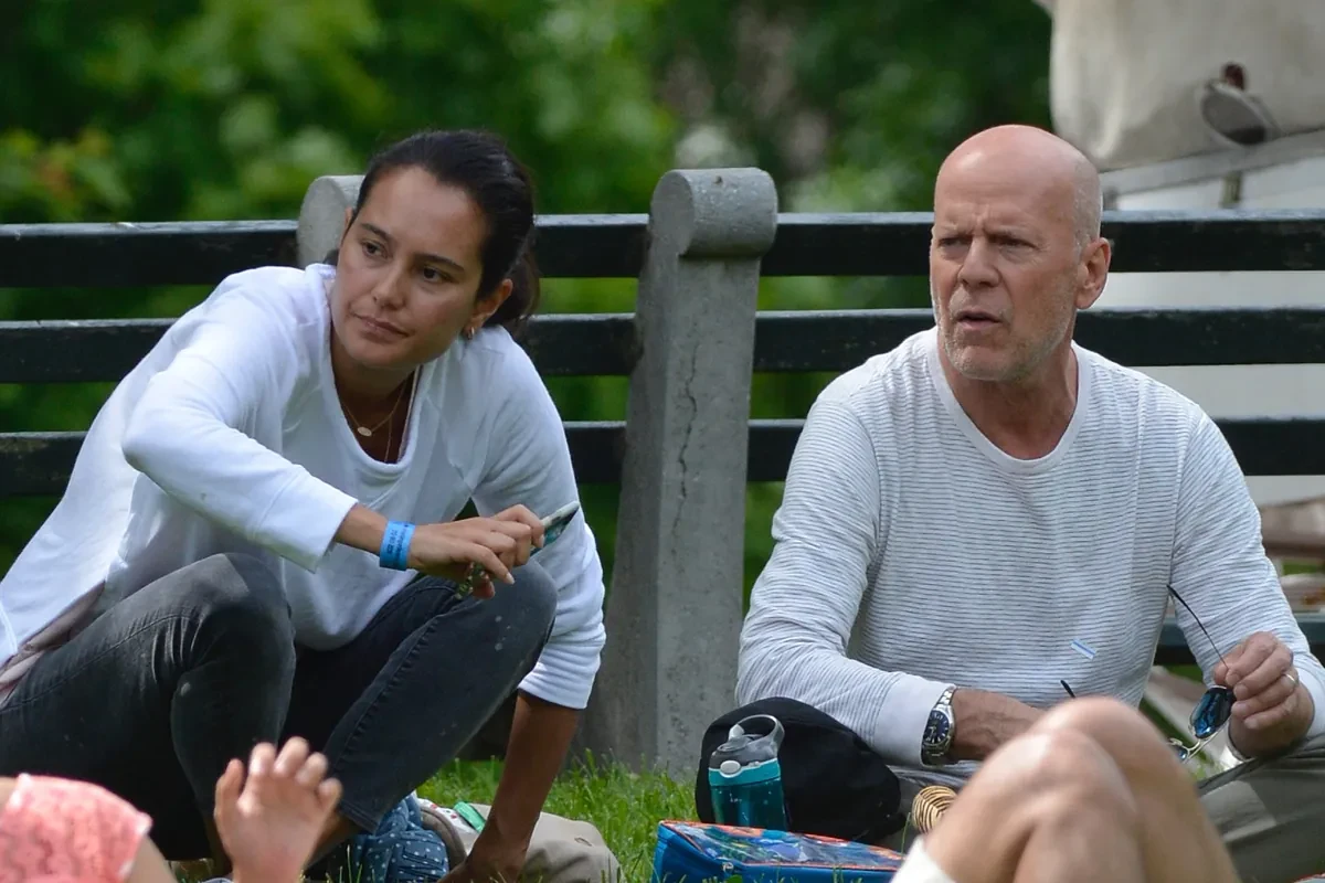 Emma Heming, mujer de Bruce Willis, habla sobre la complicada situación del actor, que vive en una residencia: 