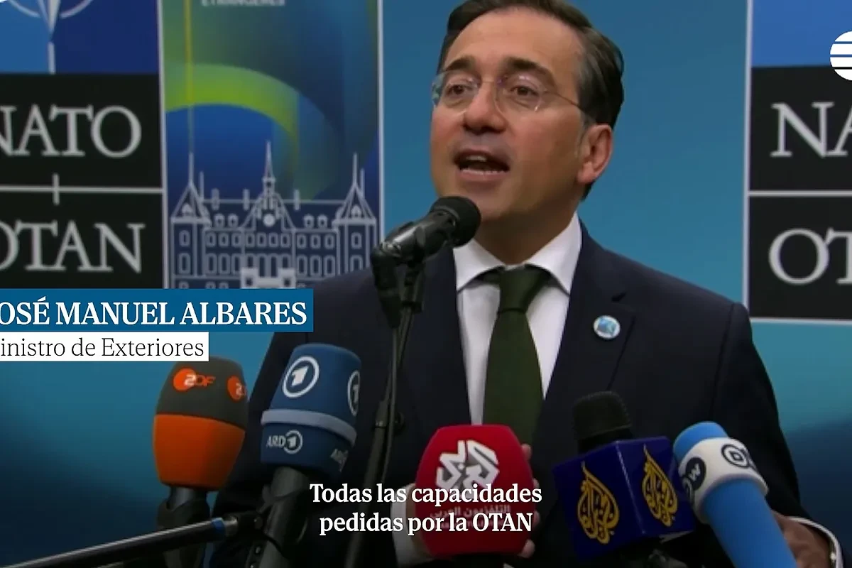 Albares se ríe ante la prensa de la amenaza de EEUU de que España sea expulsada de la OTAN