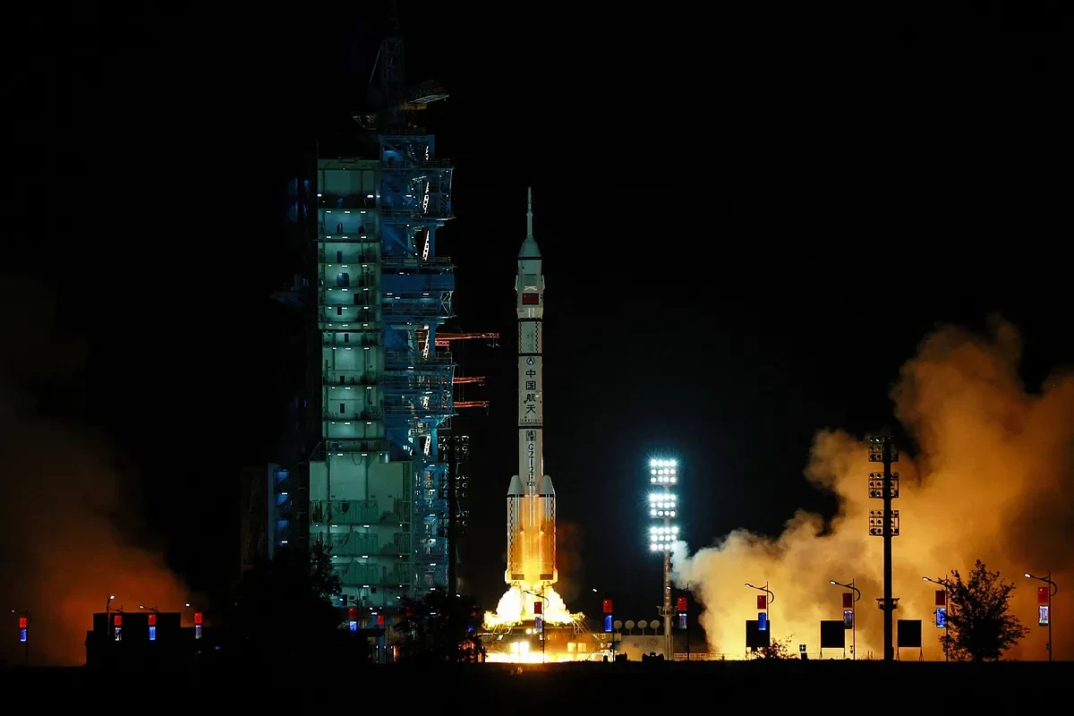 China envía por primera vez a un astronauta al espacio durante un año