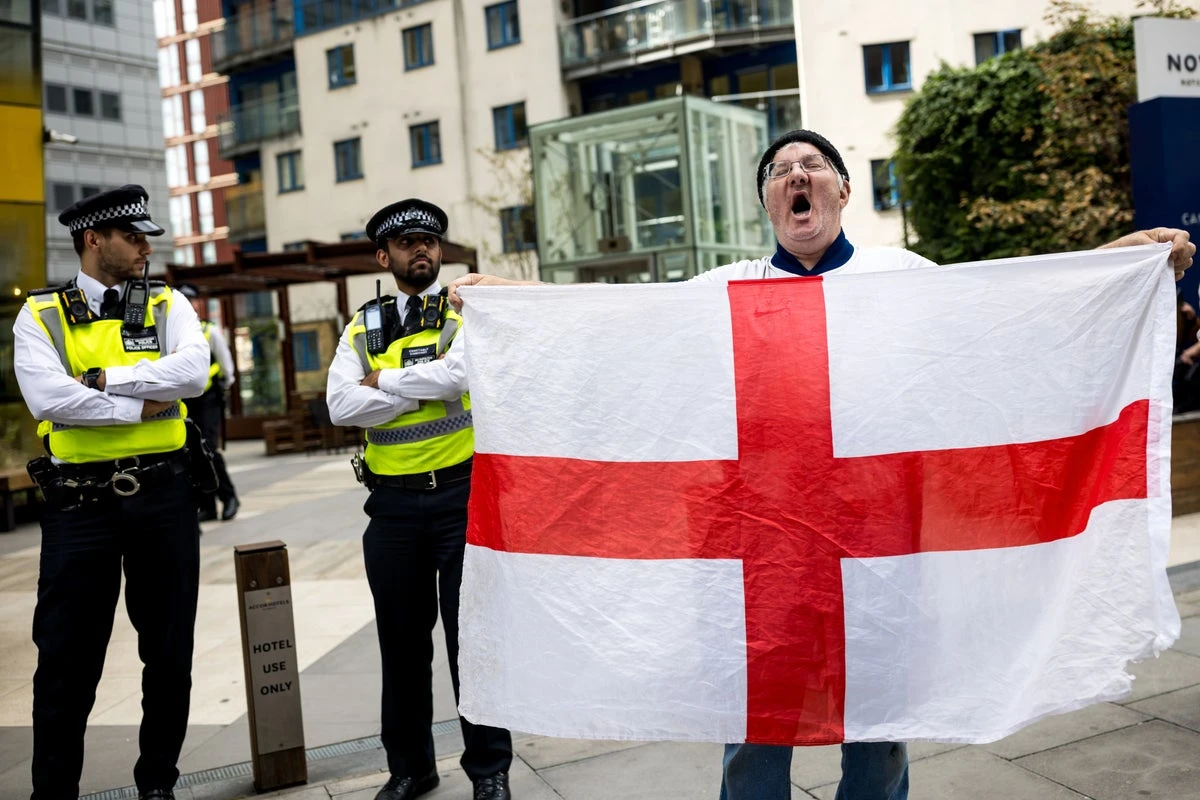 Elite police unit to monitor social media for anti-migrant posts