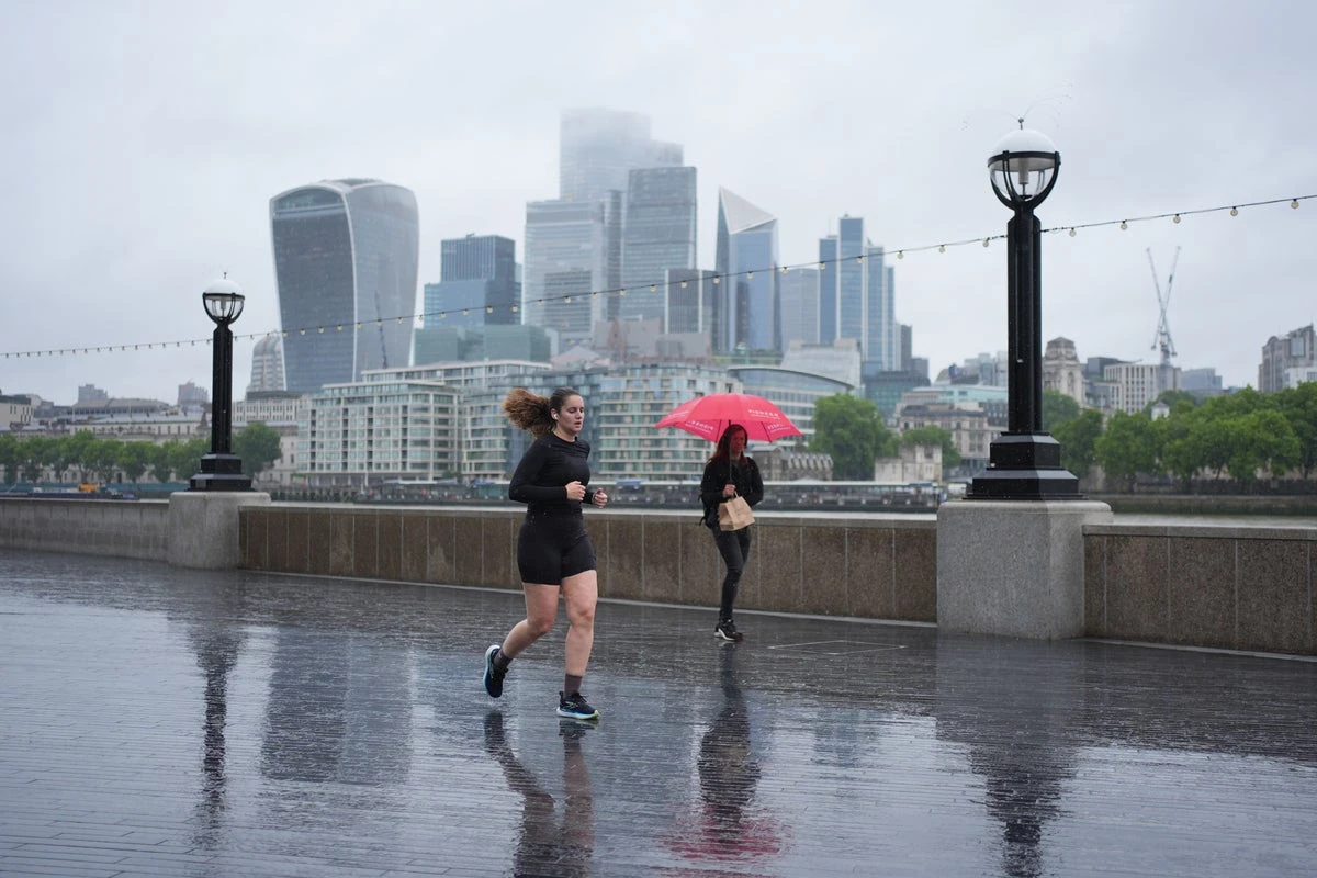 Thunderstorms set to hit UK as warm-air plume drifts over from France